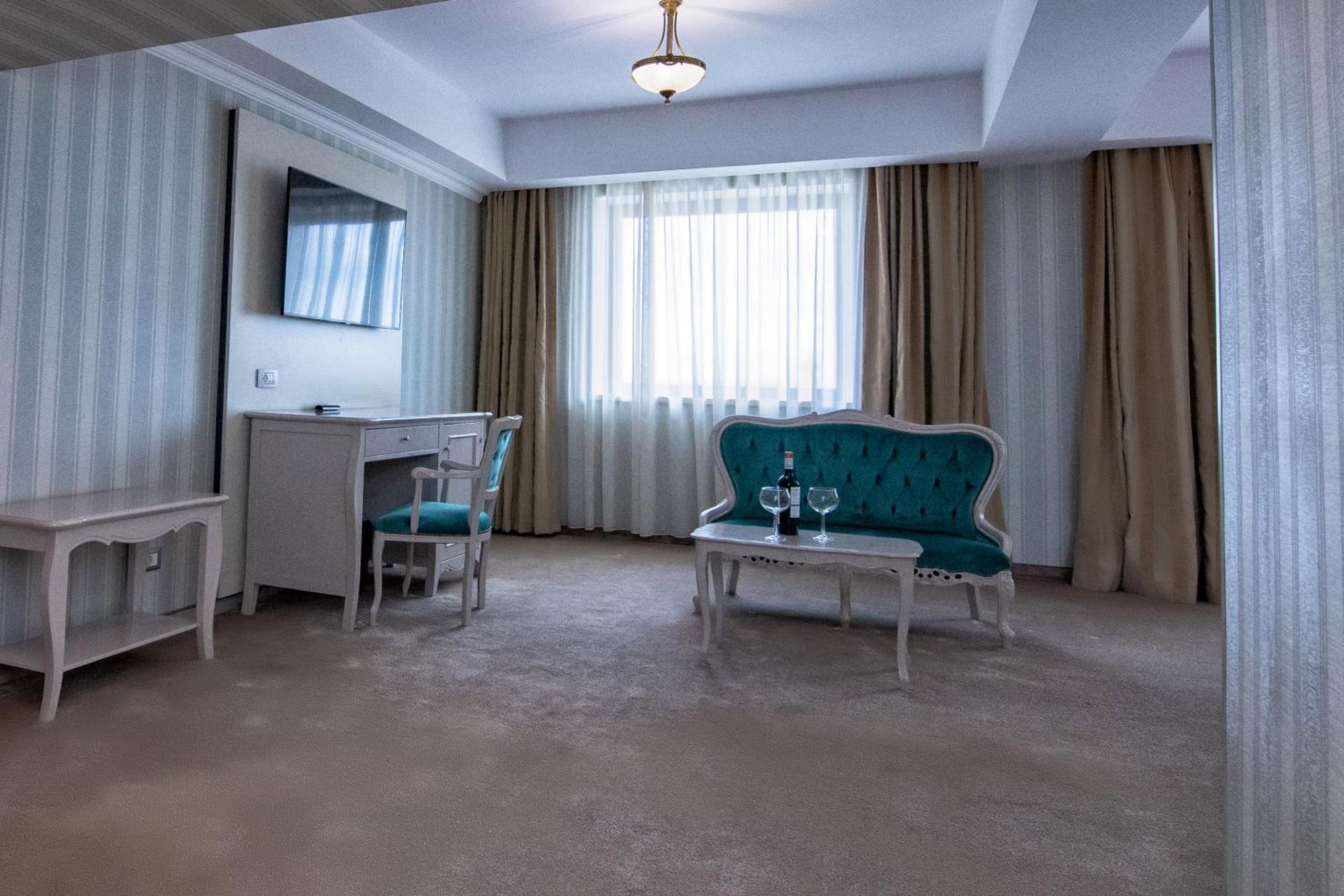 Hotel Roman By Dumbrava Business Resort Exterior photo